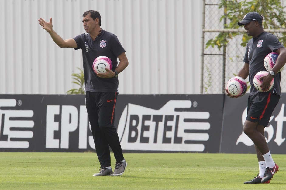 Carille passa orientaes a sua equipe antes de enfrentar o Botafogo-SP