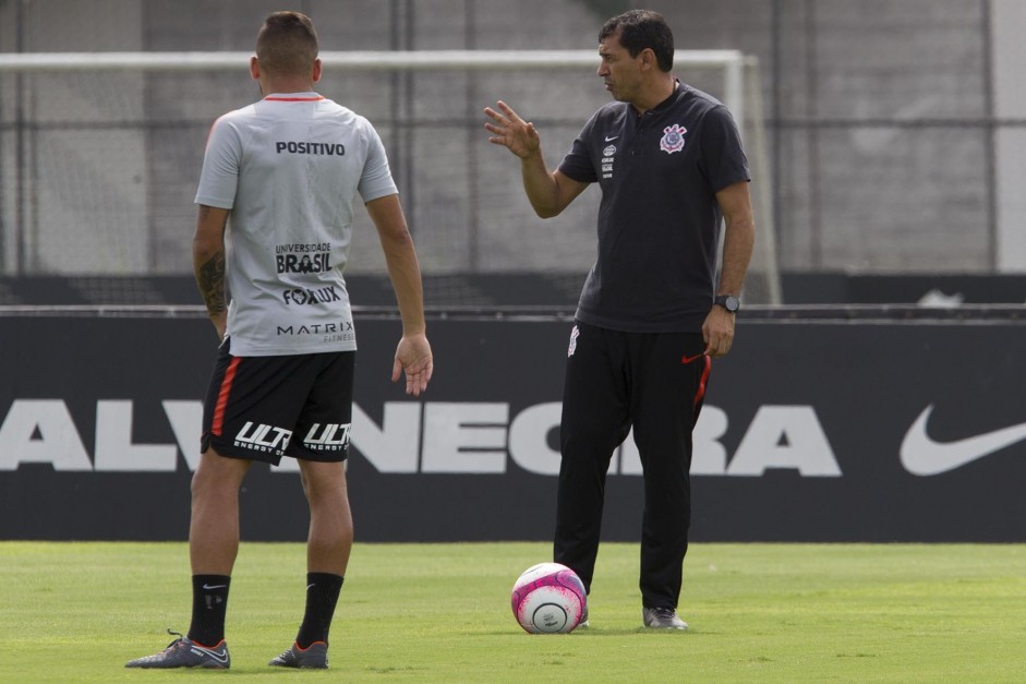 Fbio Carille faz orientaes antes de enfrentar o Botafogo-SP pelo campeonato paulista