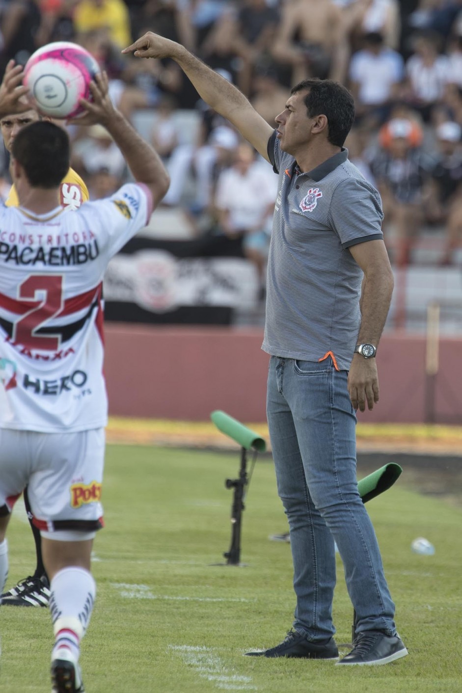 Carille passa orientaes a sua equipe na partida contra o Botafogo-SP