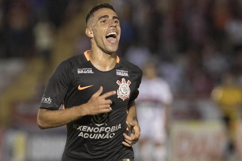 Gabriel comemorando seu gol na partida deste domingo contra o Botafogo-SP