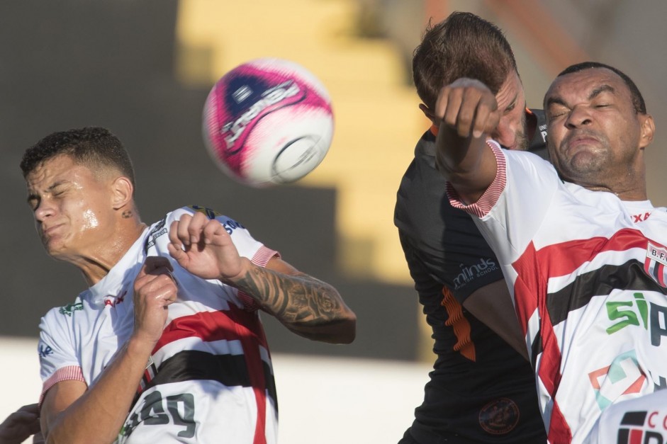 Henrique disputa jogado com jogador do Botafogo-SP