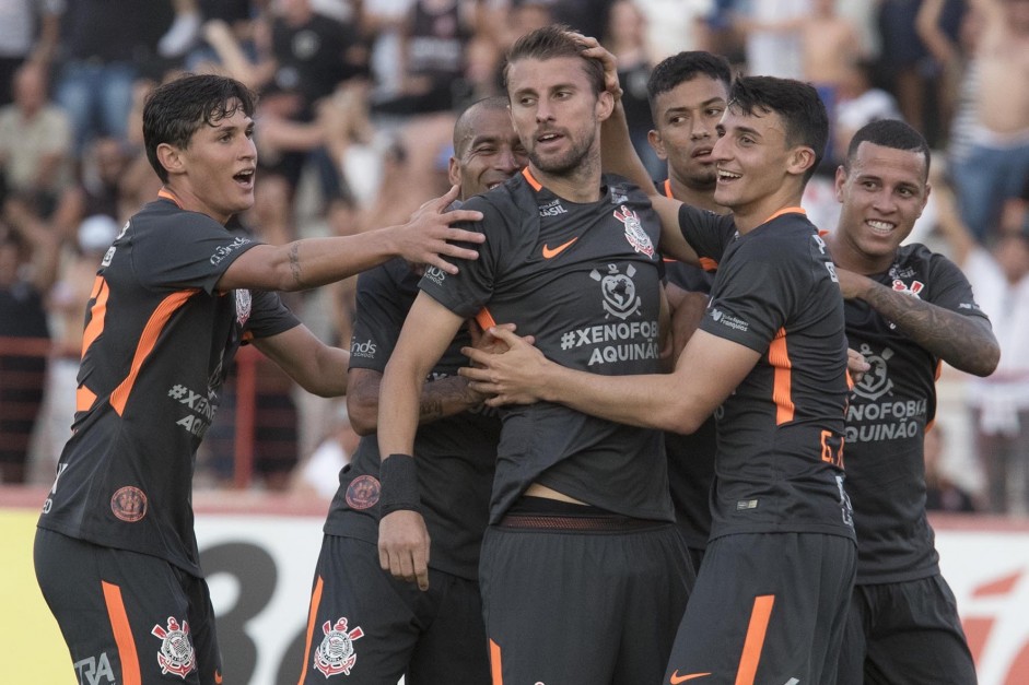 Jogadores do Corinthians comemorando gol de Henrique