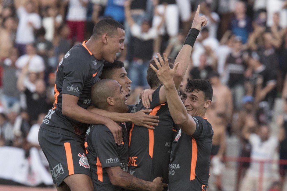 Jogadores do Corinthians comemorando gol de Henrique