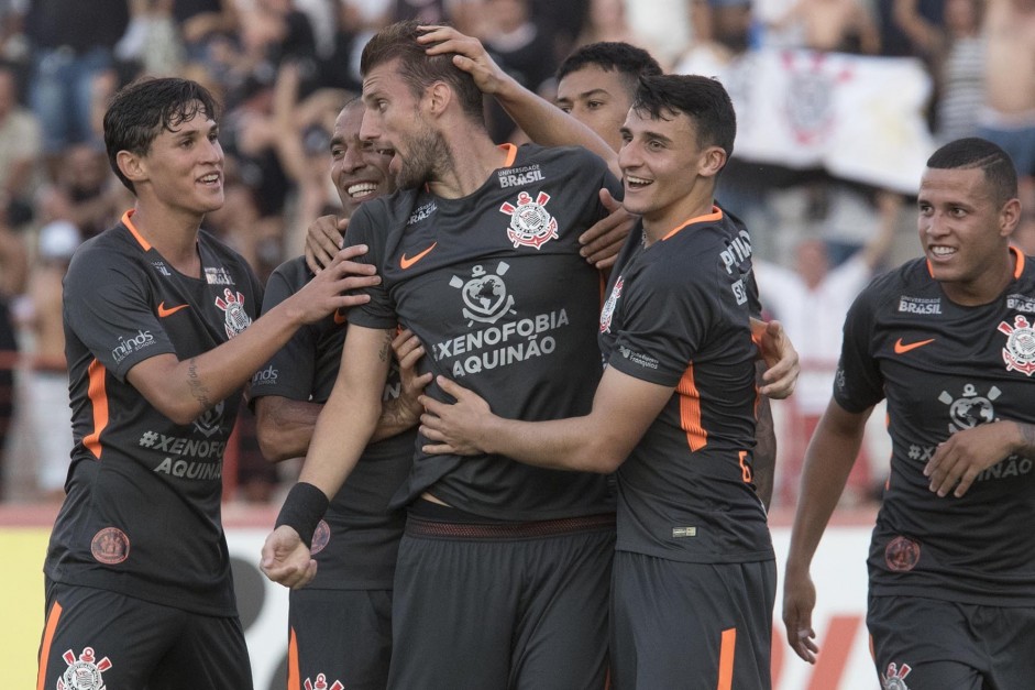 Jogadores do Corinthians comemorando gol na partida deste domingo