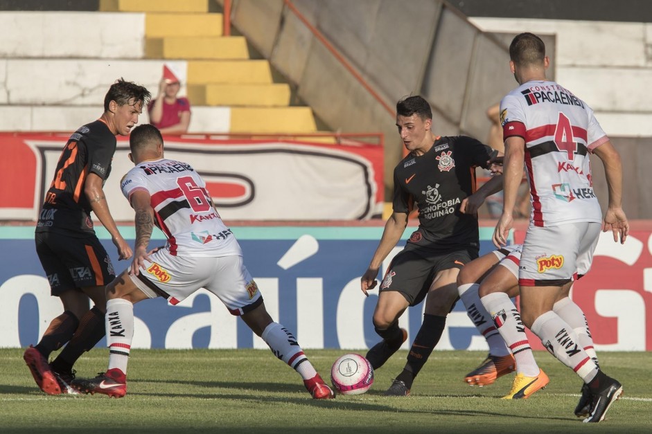 Mantuan em ação contra o Botafogo-SP