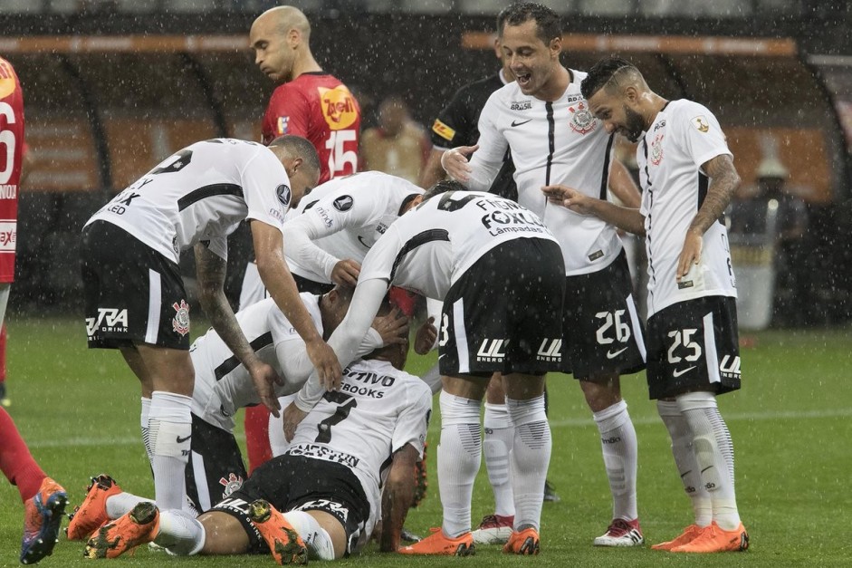 Elenco do Corinthians comemora o primeiro gol contra o Lara