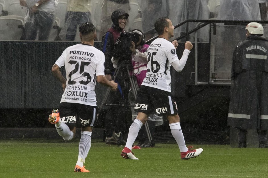 Rodriguinho e Clayson aps o segundo gol do Corinthians