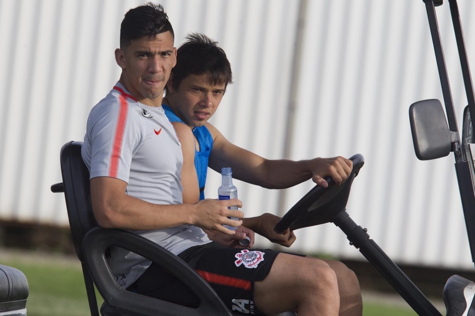 Os paraguaios Balbuena e Romero no treino desta quinta-feira no CT