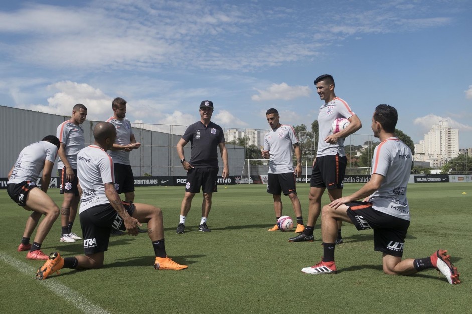 Treino desta sexta-feira reuniu titulares e reservas em campo