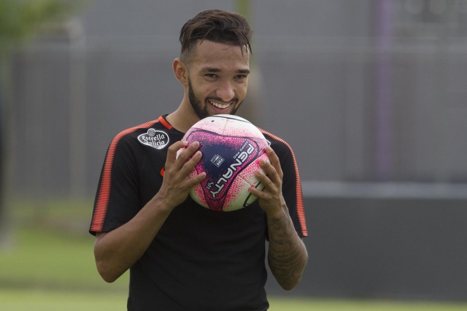 Clayson treina para enfrentar o Bragantino, pelo Paulisto