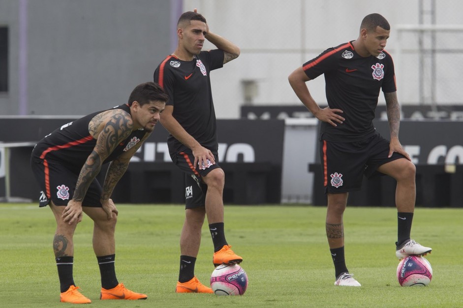 Fagner, Gabriel e Sidcley no treino deste sábado no CT Joaquim Grava
