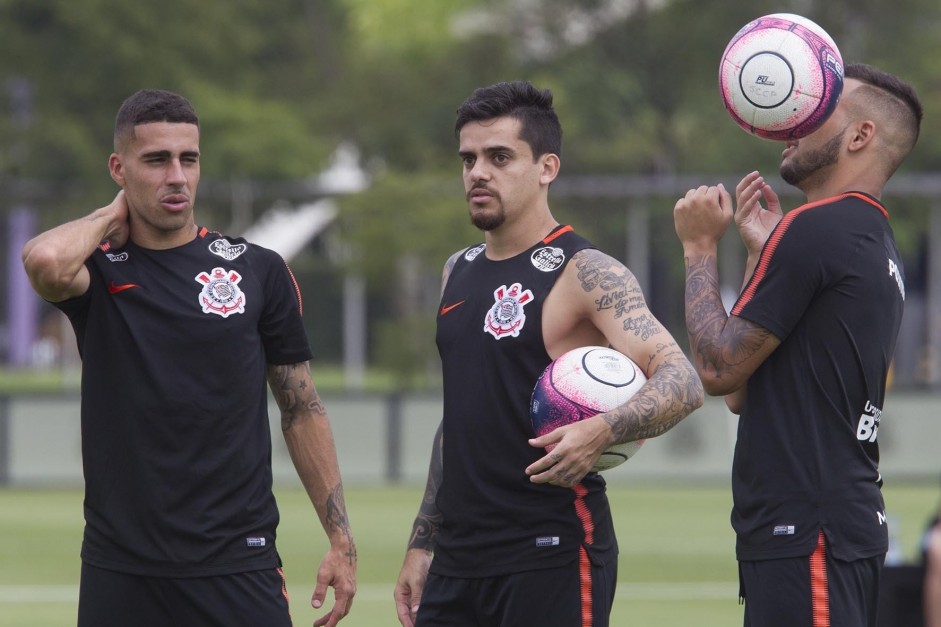 Gabriel e Fagner no treino antes de enfrentar o Bragantino