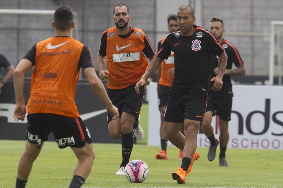 Os veteranos Danilo e Sheik durante o ltimo treino antes do jogo contra o Bragantino