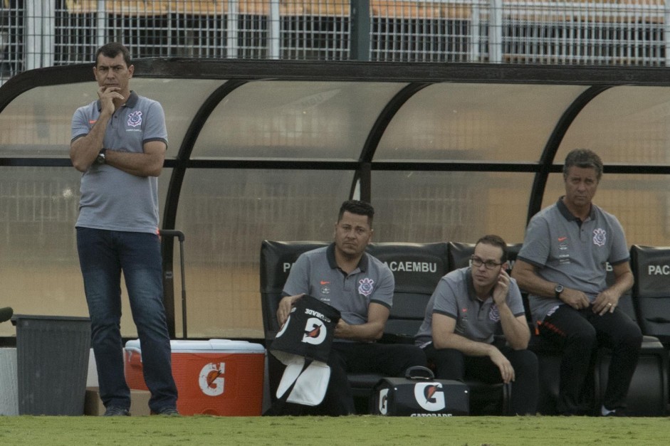 Carille e comissão técnica no banco avaliando a derrota contra o Bragantino, pelo campeonato paulist