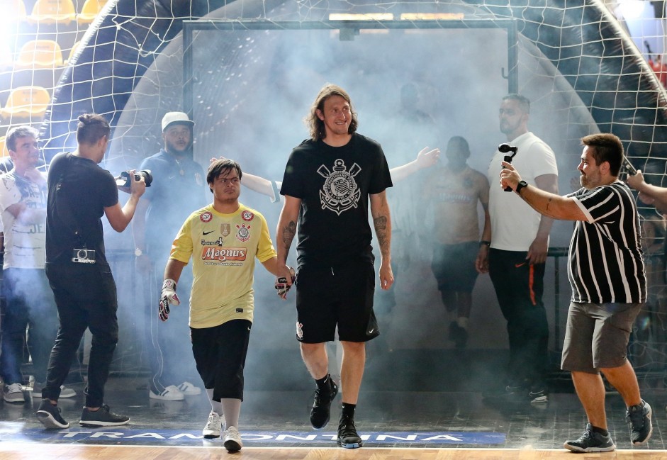 Cássio entrou de mãos dadas com o goleiro do JR/Corinthians