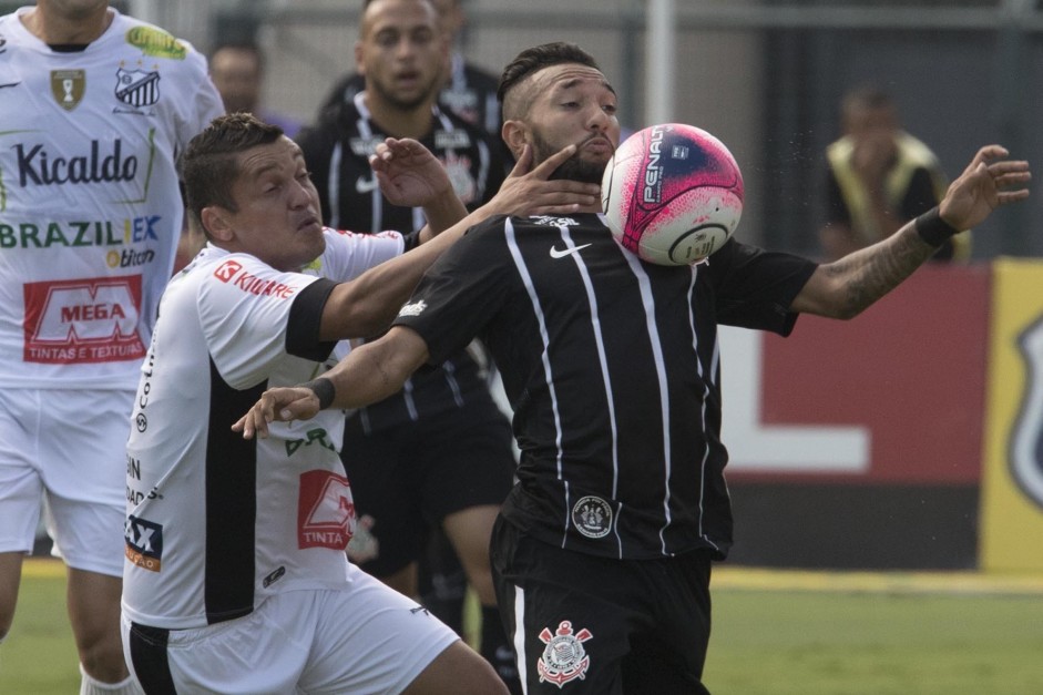 Clayson foi titular na derrota para o Bragantino no Pacaembu