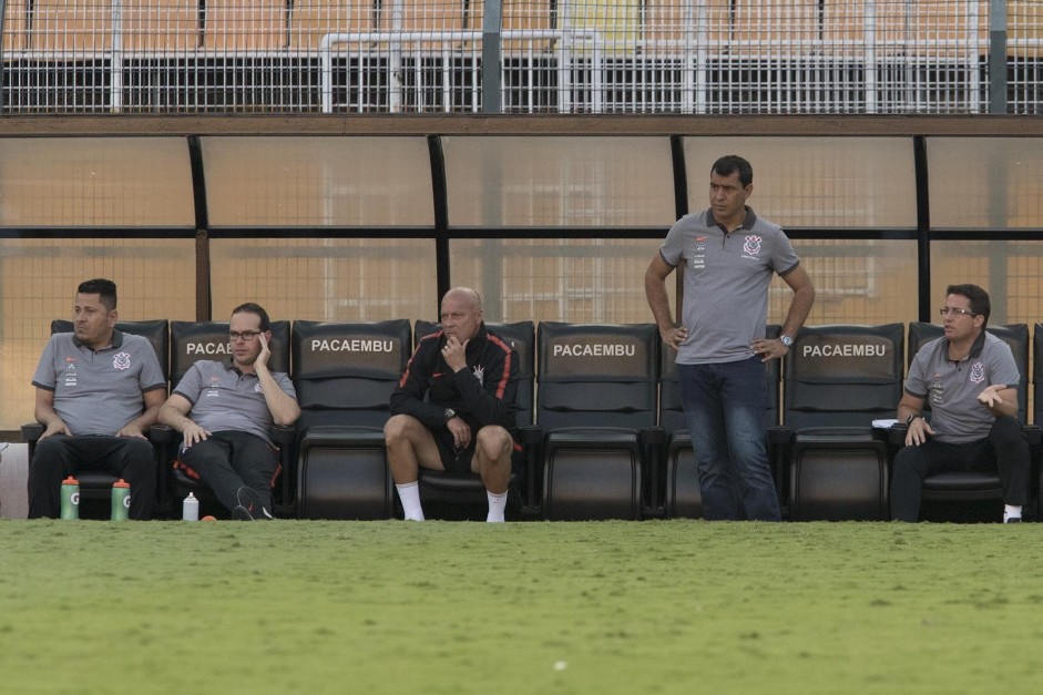 Comisso tcnica do Corinthians no banco avaliando a amarga derrota diante o Bragantino