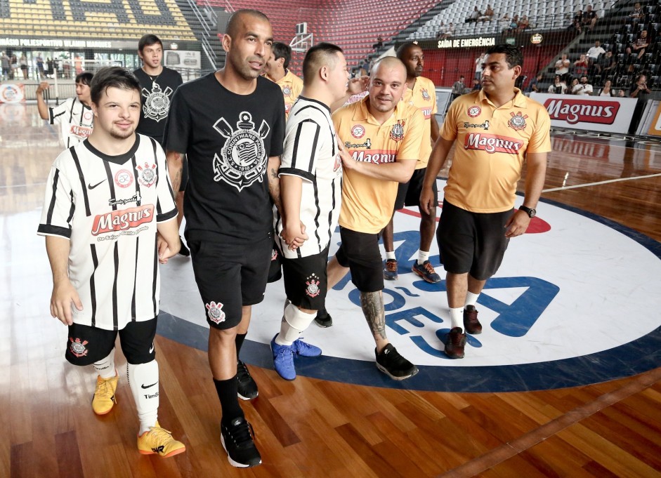 Emerson Sheik e o camisa 9 Caio, na entrada em quadra do time corinthiano pela Copa Down