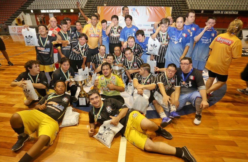 Equipe do JR/Corinthians posa para a foto de campeão da Copa Down