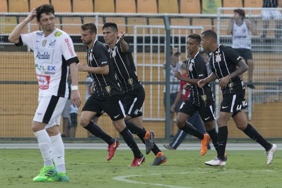 Jogadores do Corinthians comemoram o gol do zagueiro Balbuena, contra o Bragantino