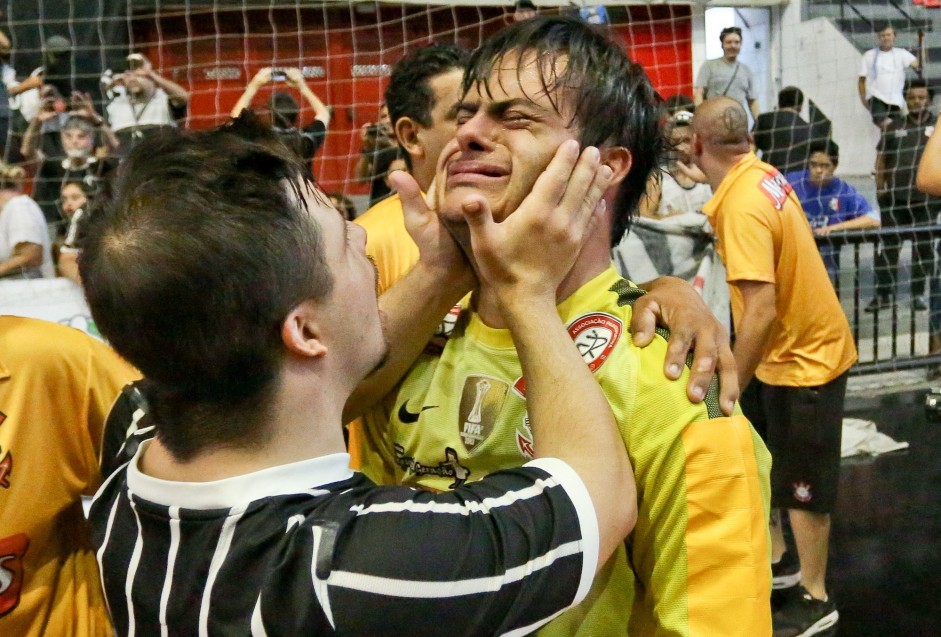 Jogadores do JR/Corinthians emocionados com o título da Copa Down