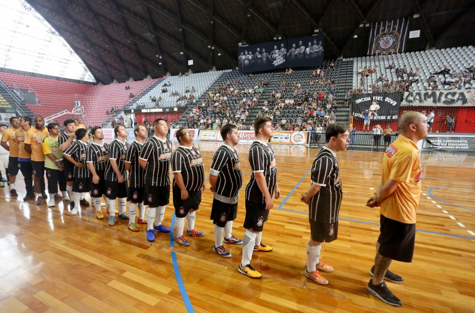 Jogadores do JR/Corinthians perfilados para a final contra o Santos, pela Copa Down