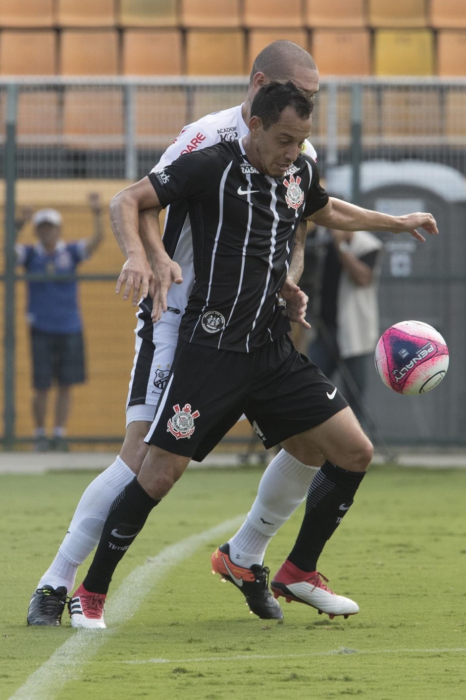 O meia Rodriguinho não conseguiu anotar nenhum gol contra o Bragantino; Timão saiu derrotado