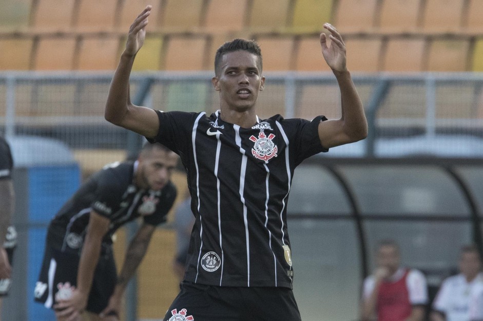 Pedrinho marcou um golao diante do Bragantino, no Pacaembu