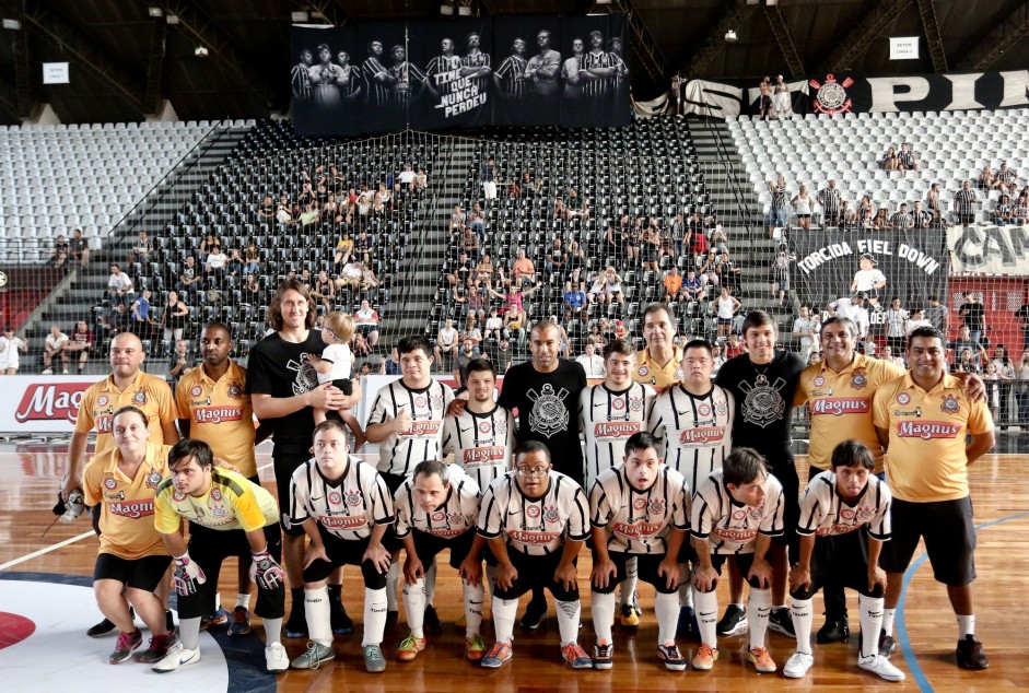 Trio corinthiano com a equipe JR/Corinthians no jogo contra o Santos, pela Copa Down