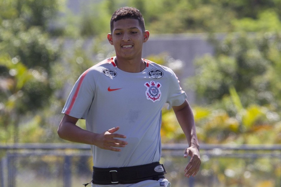 Matheus Matias treina e deve ir para o banco contra o Bragantino