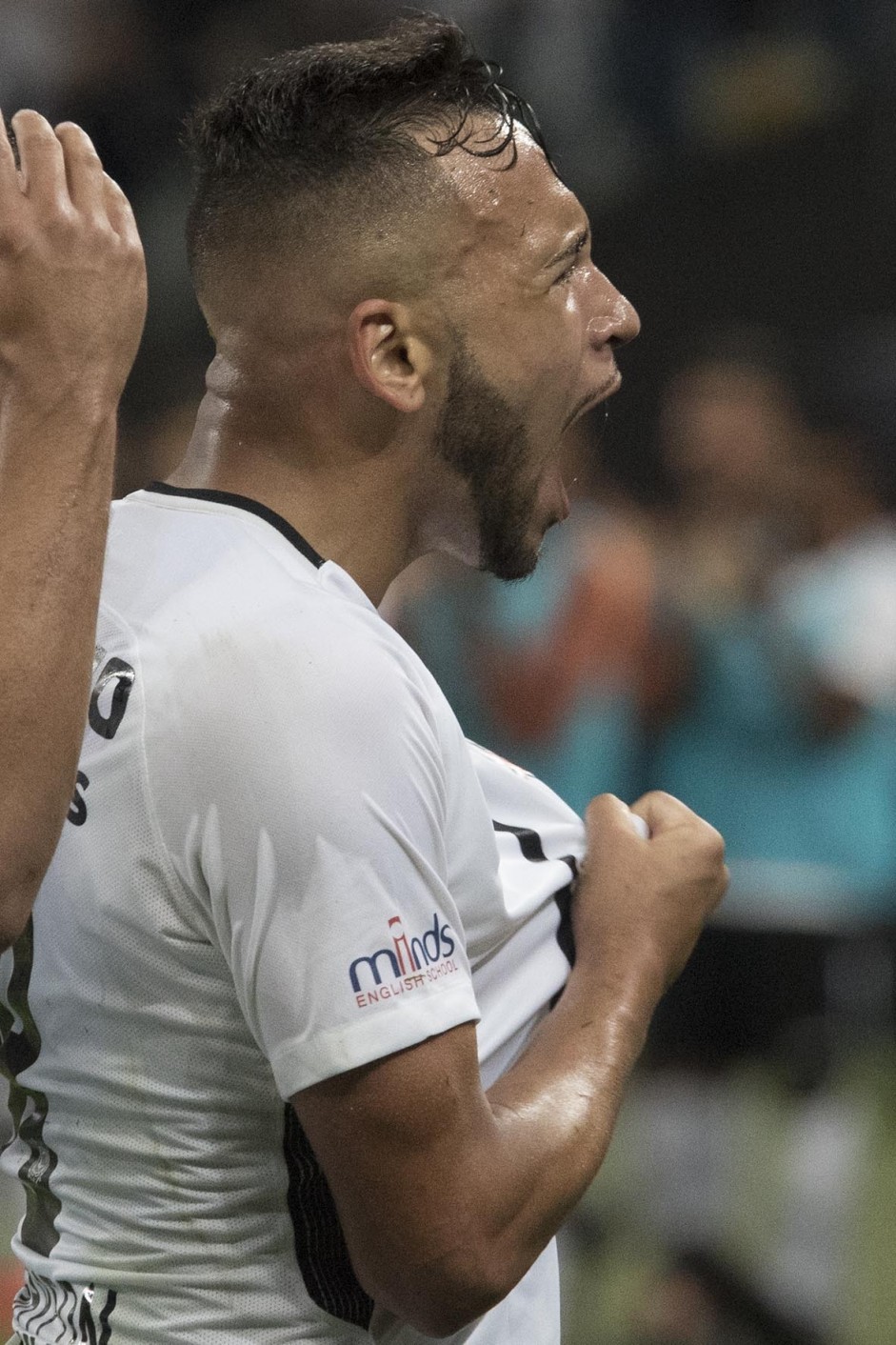 Maycon comemora muito o gol contra o Bragantino, pelas quartas de final do Paulisto