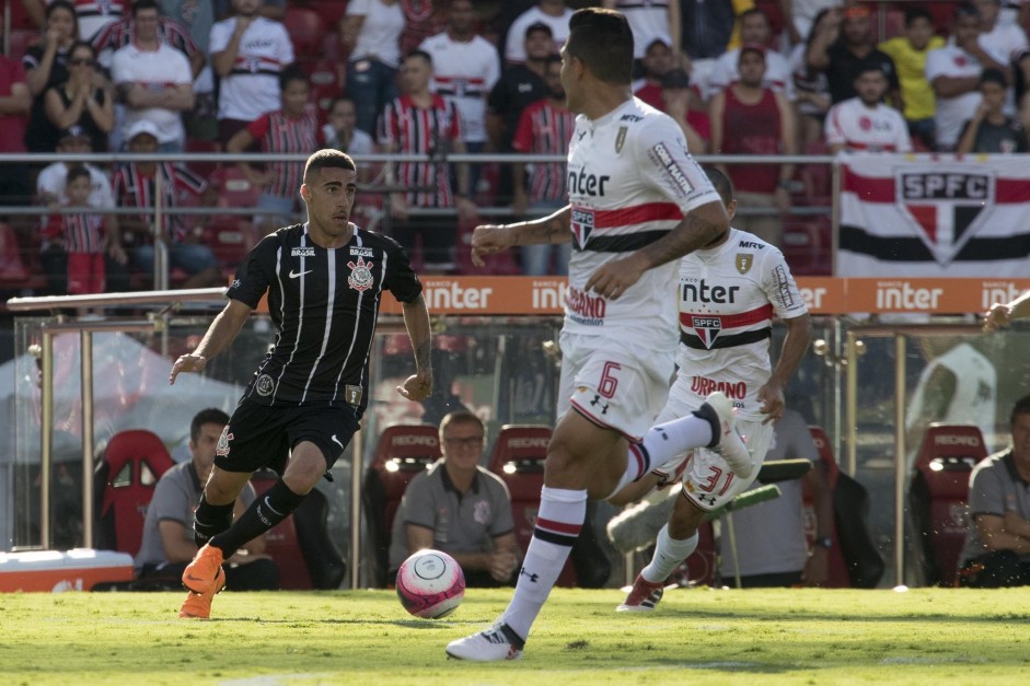 Gabriel formou a dupla de volantes com Ralf, diante o São Paulo, no Morumbi