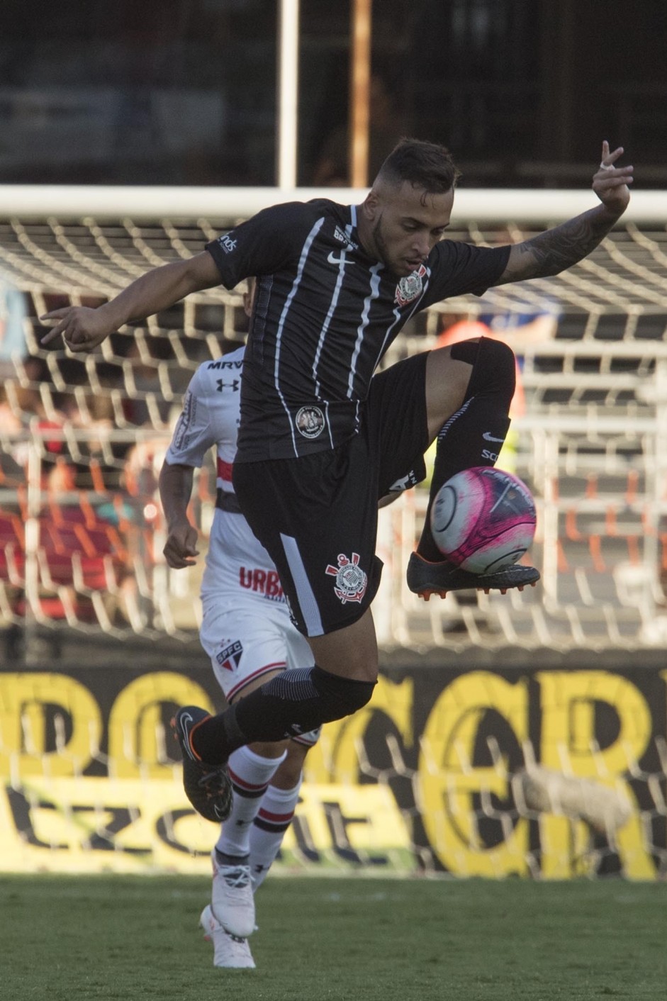 Maycon durante jogo contra o So Paulo, no Morumbi, pela semifinal do Paulisto