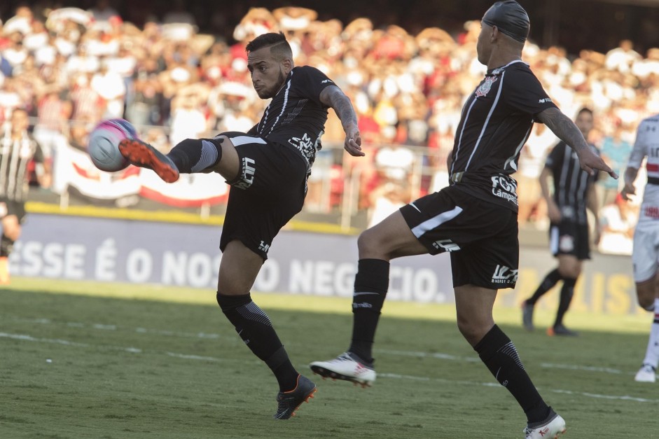 Maycon e Sidcley atuando contra o São Paulo, pelo campeonato paulista
