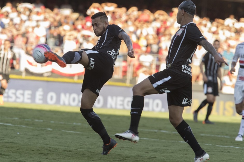 Olha o chute...  mentira! Corinthians pouco acertou o gol do So Paulo no clssico desse domingo