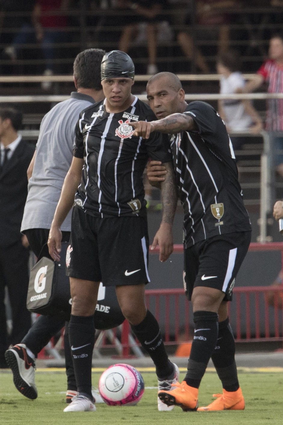 Sidcley e Emerson Sheik na partida contra o São Paulo, pelo primeiro jogo da semifinal do Paulistão