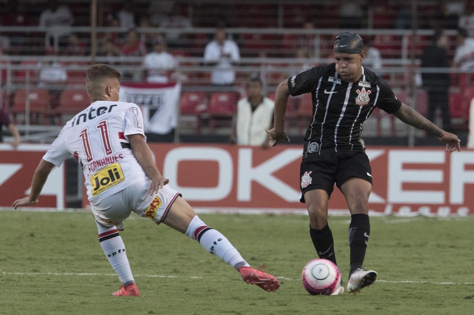 Sidcley passou o resto do jogo com touca na cabea devido ao corte que sofreu