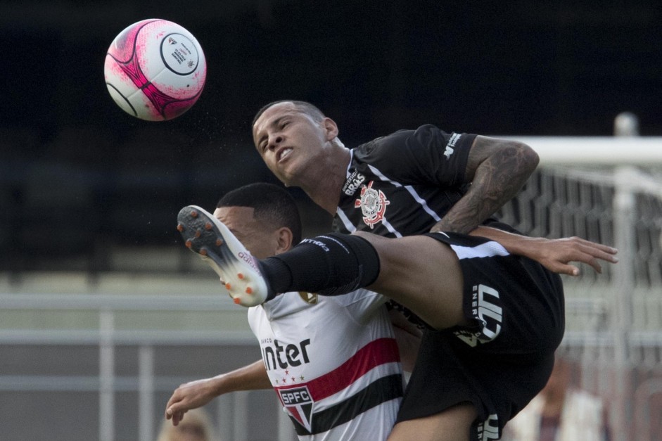 Sidcley sofreu uma pancada na cabeça e teve um corte no jogo contra o São Paulo