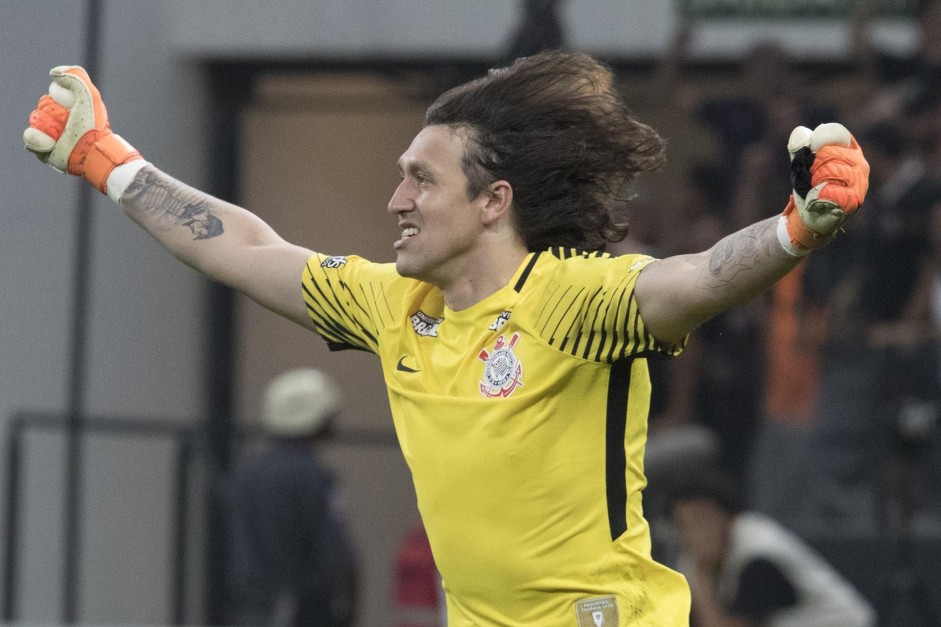 O goleiro Cássio pegou duas cobranças e parou os jogadores são-paulinos no clássico