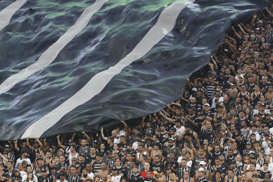 A Fiel sempre presente alegrou estdio durante a final contra o Palmeiras