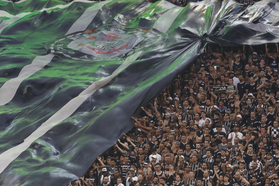 A torcida fez linda festa na Arena Corinthians durante jogo contra o Palmeiras