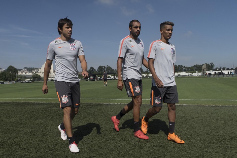 Romero, Dutra e Pedrinho a caminho da ltima atividade antes da final contra o Palmeiras, no CT