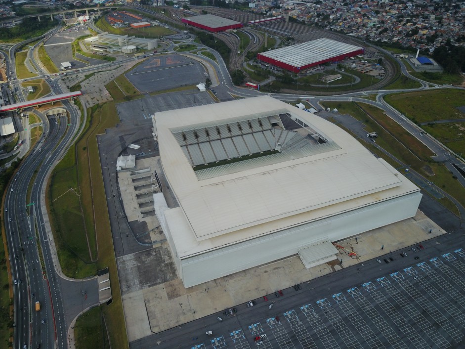 Arena Corinthians vista do alto; à esquerda, Radial Leste e Terminal Metrô Itaquera