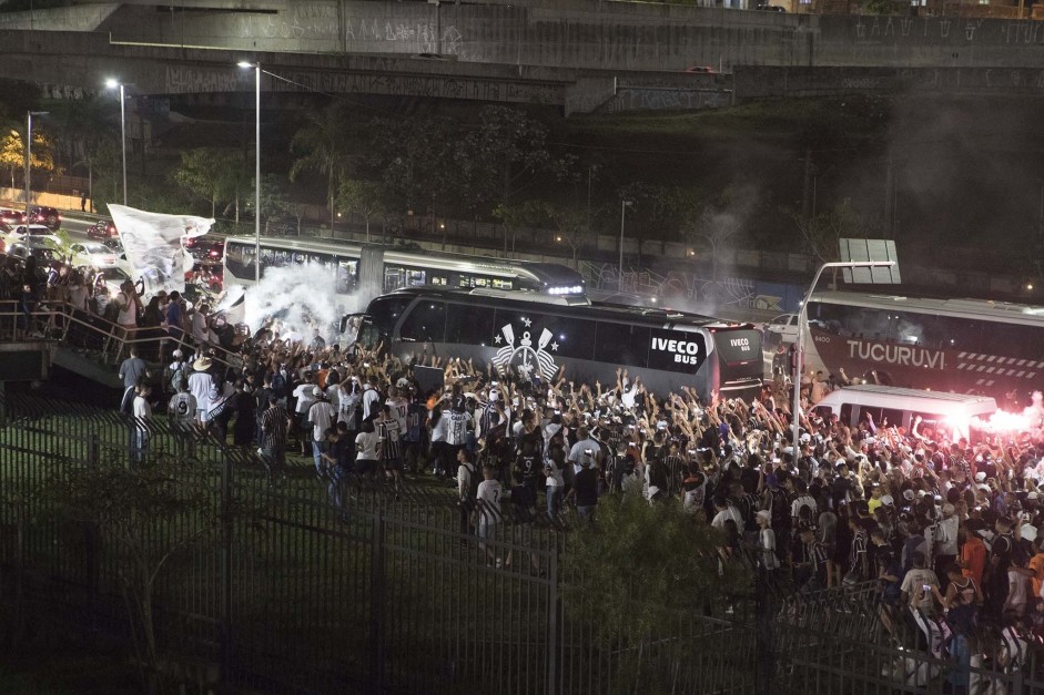 Chegada do nibus do Corinthians na Arena