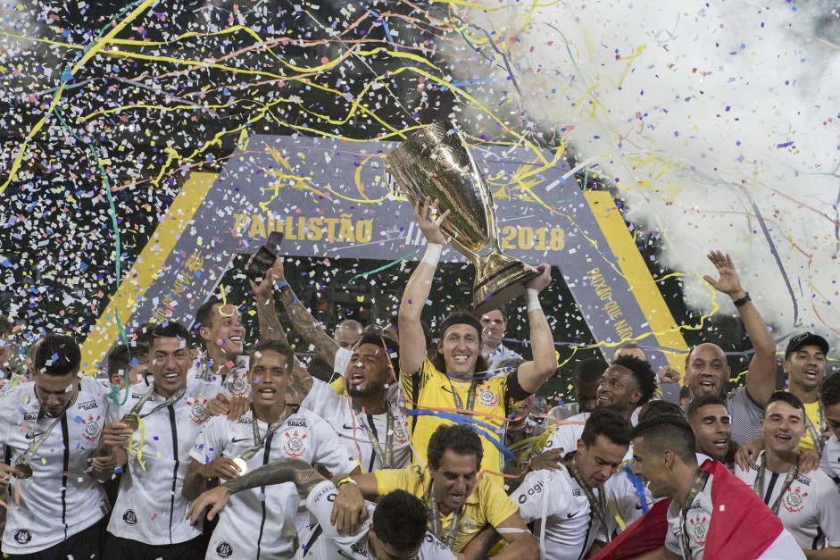 Jogadores comemoram a vitria na tarde deste domingo pela final do campeonato paulista
