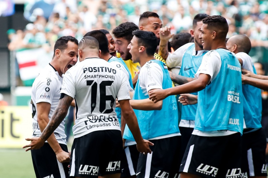 Jogadores do Corinthians comemoram gol na final do Paulista
