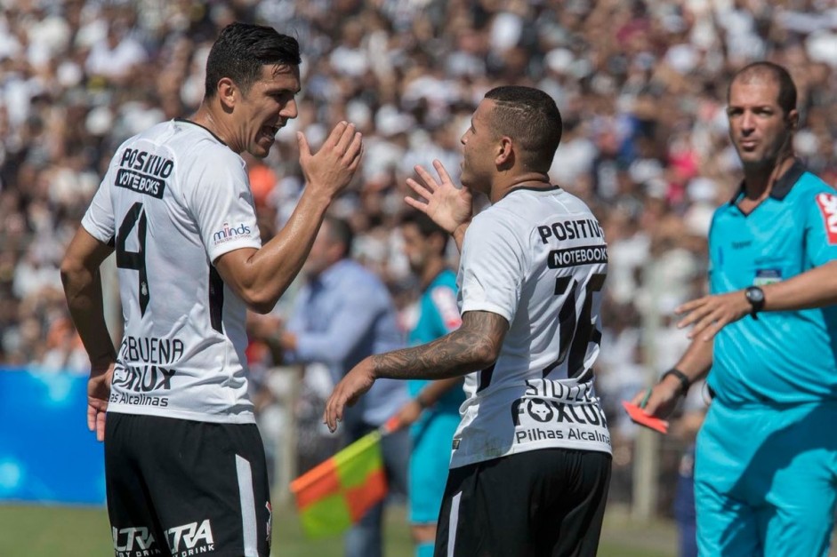 Balbuena e Sidcley comemorando gol do Corinthians contra o Paran