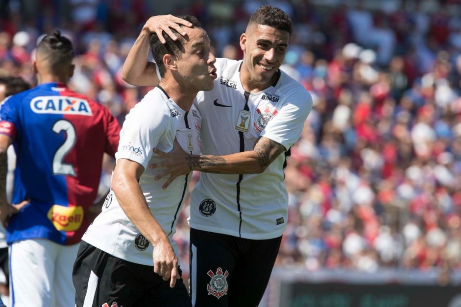 Rodriguinho e Gabriel marcaram gols na vitria do Corinthians sobre o Paran