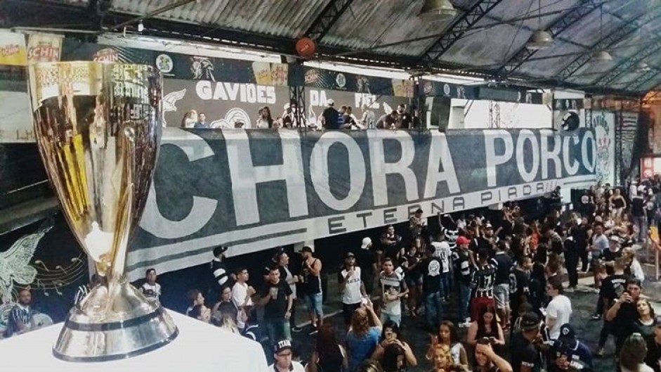 Corinthians j levantou trofu e foi at  quadra da Gavies festejar