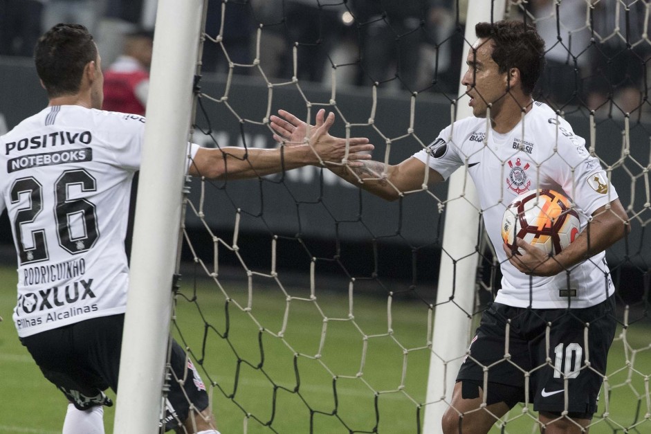 Jadson e Rodriguinho atuavam lado a lado no meio de campo do Corinthians